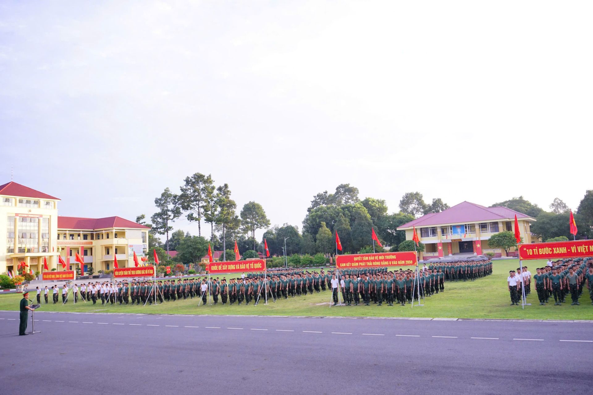 Toàn cảnh đội hình Trung đoàn 1 tham gia hoạt động đi bộ toàn quốc “Cùng Việt Nam tiến bước”. Toàn cảnh đội hình Trung đoàn 1 tham gia hoạt động đi bộ toàn quốc “Cùng Việt Nam tiến bước”.