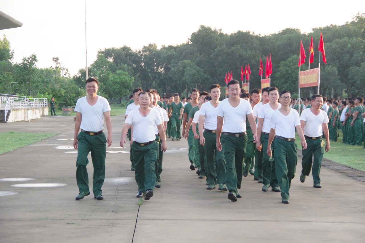Cán bộ, chiến sĩ Trung đoàn 3 tham gia hoạt động đi bộ toàn quốc “Cùng Việt Nam tiến bước”. Cán bộ, chiến sĩ Trung đoàn 3 tham gia hoạt động đi bộ toàn quốc “Cùng Việt Nam tiến bước”.