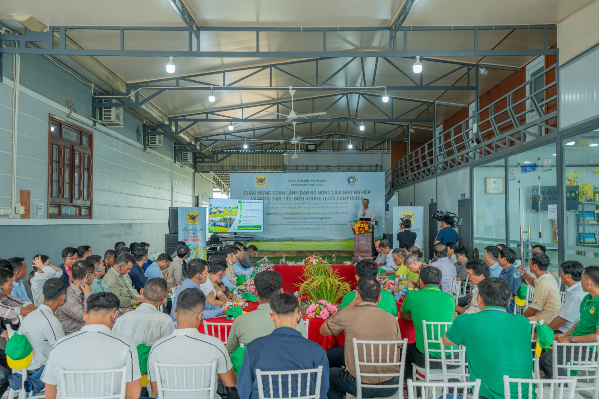To&agrave;n cảnh buổi trao đổi kinh nghiệm về Canh t&aacute;c l&uacute;a th&ocirc;ng minh của Đo&agrave;n L&atilde;nh đạo Bộ N&ocirc;ng L&acirc;m Ngư nghiệp Campuchia v&agrave; n&ocirc;ng d&acirc;n với L&atilde;nh đạo địa phương An Giang v&agrave; B&igrave;nh Điền tại HTX N&ocirc;ng nghiệp Ph&uacute; N&ocirc;ng Xanh