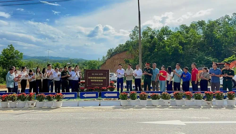 C&aacute;c đại biểu l&agrave;m lễ gắn biển c&ocirc;ng tr&igrave;nh