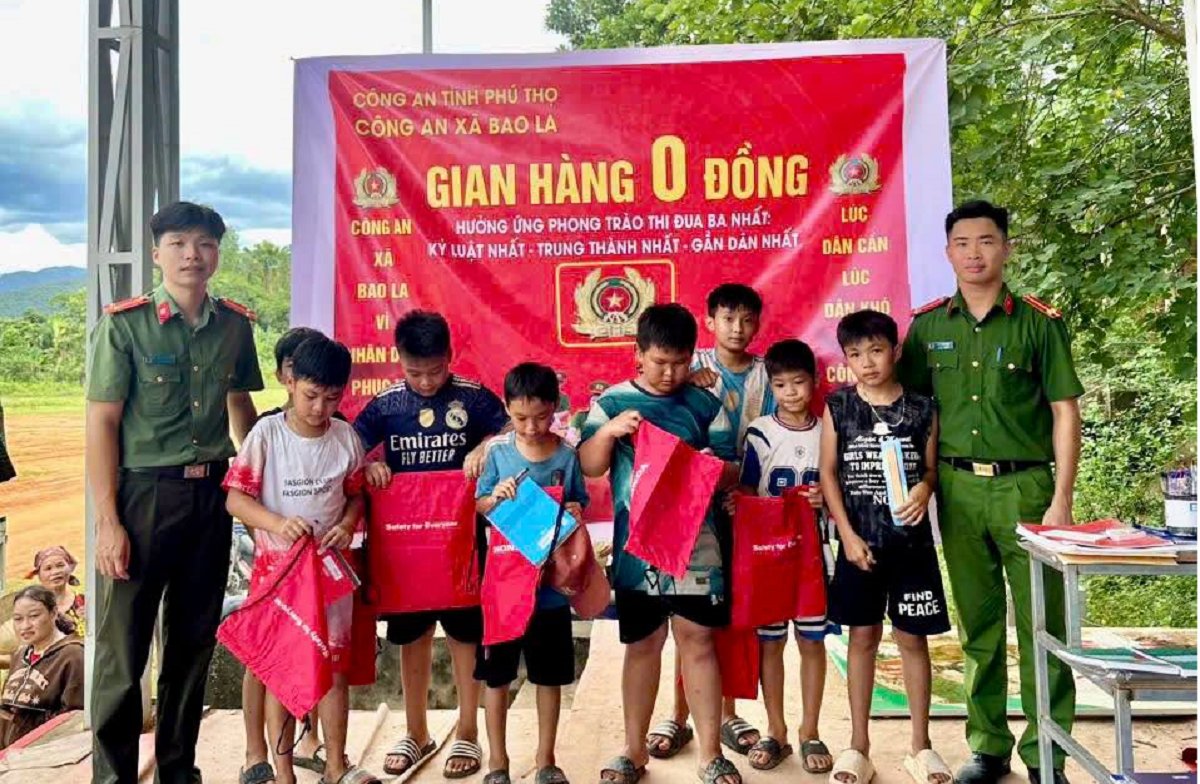 Những phần qu&agrave; tuy gi&aacute; trị vật chất kh&ocirc;ng lớn nhưng mang &yacute; nghĩa thiết thực, thể hiện sự quan t&acirc;m, sẻ chia của lực lượng C&ocirc;ng an đối với Nh&acirc;n d&acirc;n, đặc biệt l&agrave; c&aacute;c gia đ&igrave;nh v&agrave; học sinh c&ograve;n gặp nhiều kh&oacute; khăn. Ảnh: C&ocirc;ng an x&atilde; Bao La