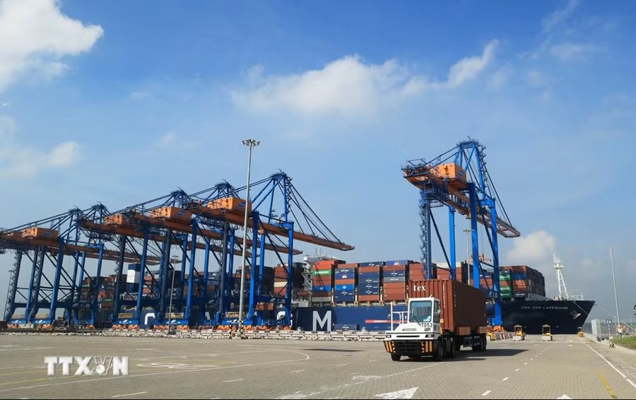 Xe chở container hoạt động tr&ecirc;n cảng quốc tế Gemalink thuộc hệ thống Cảng biển C&aacute;i M&eacute;p, phường T&acirc;n Phước, Th&agrave;nh phố Hồ Ch&iacute; Minh. (Ảnh: Hồng Đạt/TTXVN)