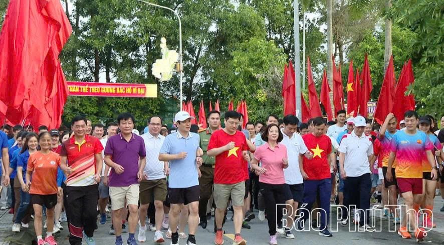 Cán bộ, đảng viên và Nhân dân phường Nông Trang tham gia chương trình đi bộ hưởng ứng sự kiện “Cùng Việt Nam tiến bước” năm 2026. Cán bộ, đảng viên và Nhân dân phường Nông Trang tham gia chương trình đi bộ hưởng ứng sự kiện “Cùng Việt Nam tiến bước” năm 2026.