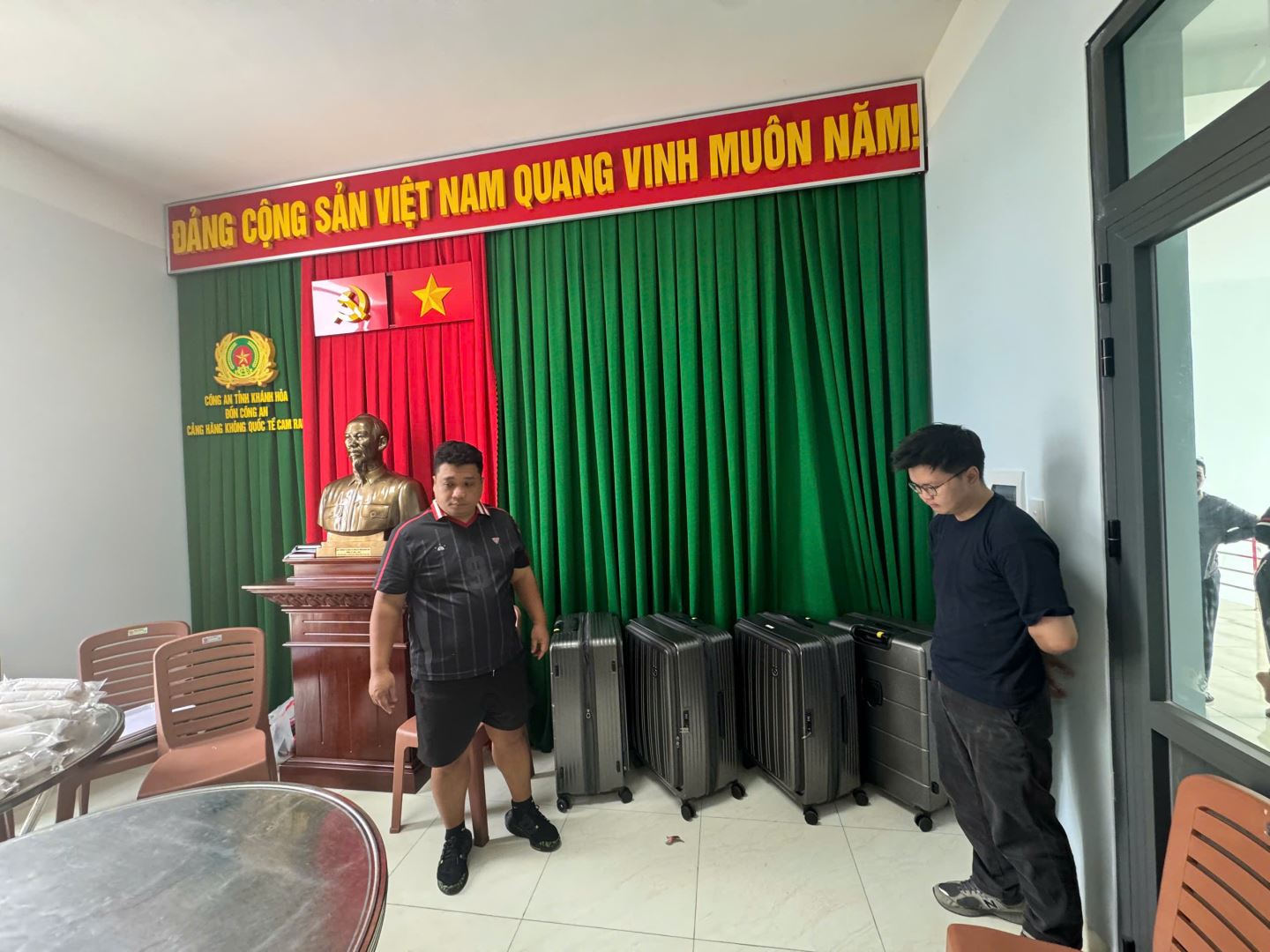 Khám xét 4 vali, lực lượng chức năng phát hiện 112 bịch ni lông chứa hơn 180.000 cá thể tôm hùm giống còn sống Khám xét 4 vali, lực lượng chức năng phát hiện 112 bịch ni lông chứa hơn 180.000 cá thể tôm hùm giống còn sống