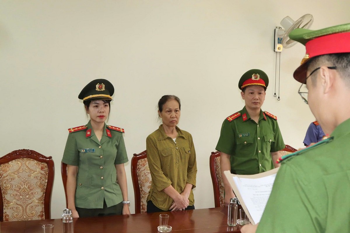 Lực lượng chức năng tống đạt quyết định tố tụng đối với bị can. Ảnh: Công an Sơn La Lực lượng chức năng tống đạt quyết định tố tụng đối với bị can. Ảnh: Công an Sơn La
