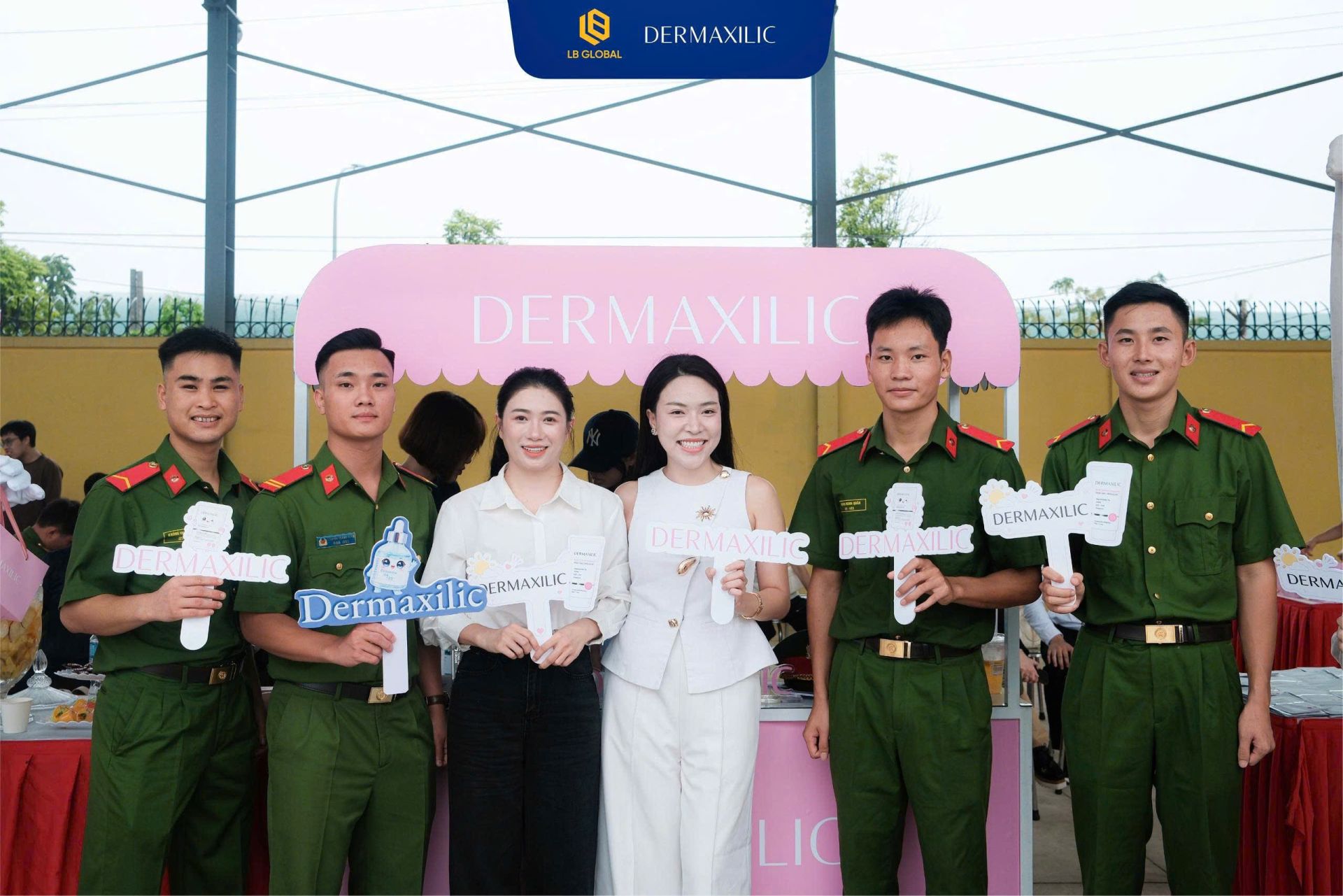 Đại diện LB Global, đơn vị phân phối thương hiệu Dermaxilic tại Việt Nam, cùng các cán bộ, chiến sĩ tại Trung tâm Huấn luyện. Đại diện LB Global, đơn vị phân phối thương hiệu Dermaxilic tại Việt Nam, cùng các cán bộ, chiến sĩ tại Trung tâm Huấn luyện.
