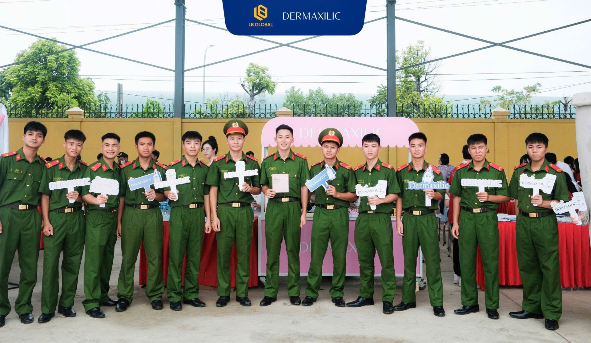 Các cán bộ, chiến sĩ tham gia chương trình “Đồng hành cùng làn da chiến sĩ” và nhận quà từ thương hiệu Dermaxilic. Các cán bộ, chiến sĩ tham gia chương trình “Đồng hành cùng làn da chiến sĩ” và nhận quà từ thương hiệu Dermaxilic.
