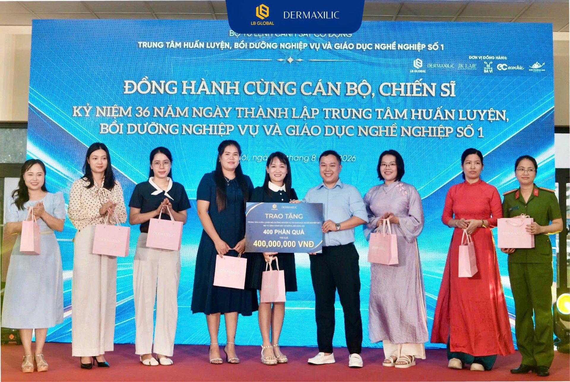 Đại diện LB Global trao tặng 400 phần quà, trị giá 400 triệu đồng, tới cán bộ, chiến sĩ nhân dịp kỷ niệm 36 năm thành lập Trung tâm Huấn luyện, Bồi dưỡng nghiệp vụ và Giáo dục nghề nghiệp số 1. Đại diện LB Global trao tặng 400 phần quà, trị giá 400 triệu đồng, tới cán bộ, chiến sĩ nhân dịp kỷ niệm 36 năm thành lập Trung tâm Huấn luyện, Bồi dưỡng nghiệp vụ và Giáo dục nghề nghiệp số 1.