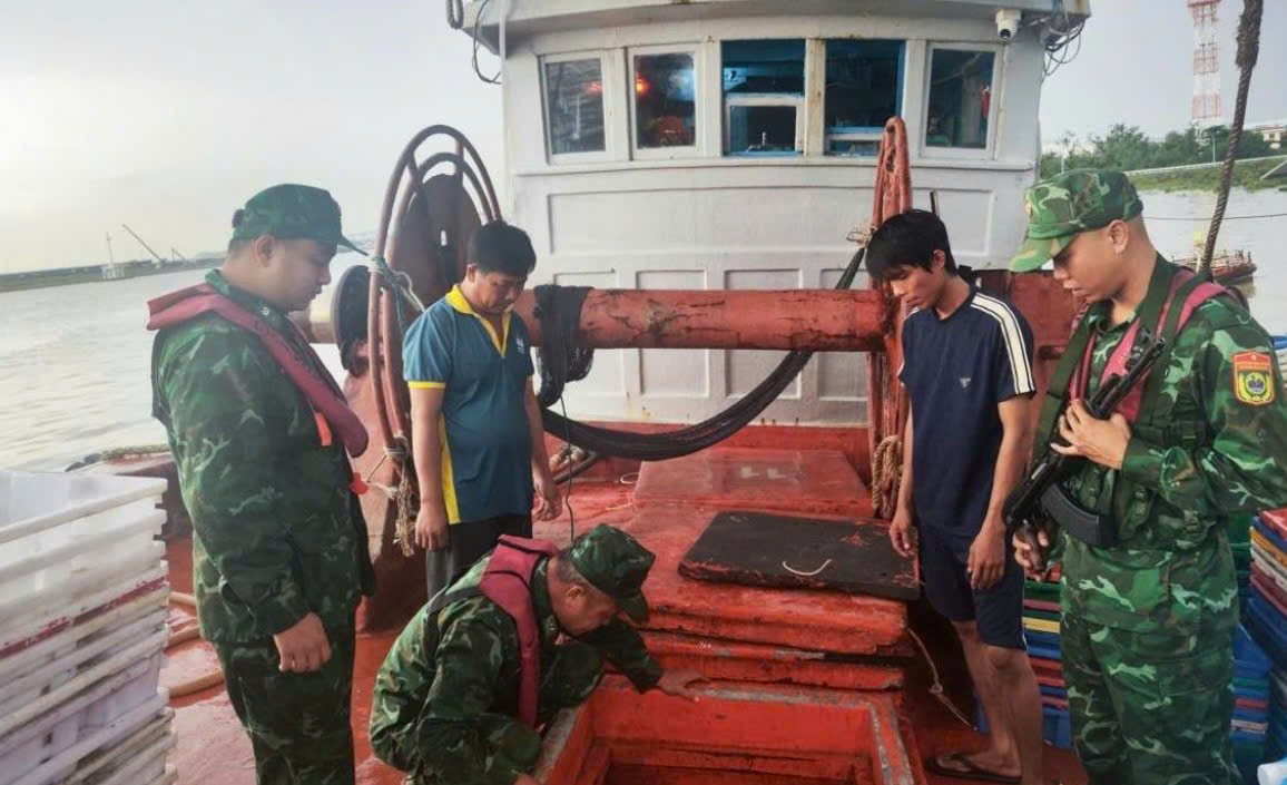 Cán bộ Hải đoàn Biên phòng 38 kiểm tra khoang chứa dầu trên tàu cá SG-66385-TS. (Ảnh: H.V) Cán bộ Hải đoàn Biên phòng 38 kiểm tra khoang chứa dầu trên tàu cá SG-66385-TS. (Ảnh: H.V)