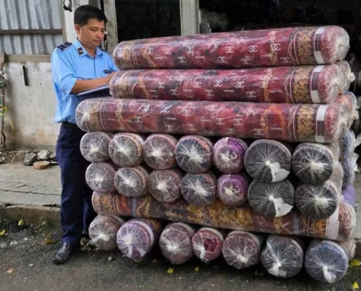Lực lượng chức năng phát hiện hơn 1,2 tấn vải thun giả mạo nhãn hiệu Chanel tại điểm chứa trữ, kinh doanh hàng hóa ở phường Tây Thạnh, TP Hồ Chí Minh. Lực lượng chức năng phát hiện hơn 1,2 tấn vải thun giả mạo nhãn hiệu Chanel tại điểm chứa trữ, kinh doanh hàng hóa ở phường Tây Thạnh, TP Hồ Chí Minh.