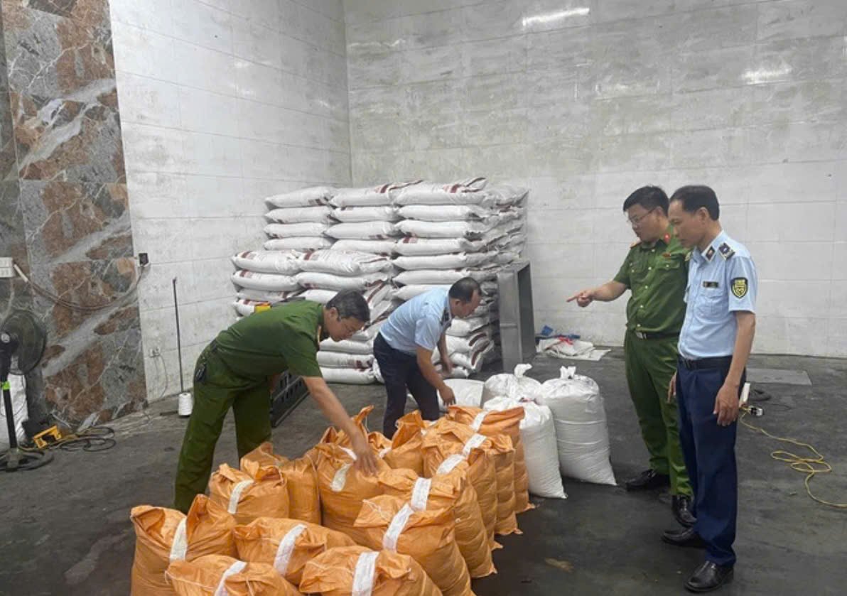 Lực lượng Quản lý thị trường phối hợp với Công an kiểm tra hoạt động kinh doanh trên địa bàn xã Hoài Đức, Hà Nội. (Ảnh: QLTT Hà Nội) Lực lượng Quản lý thị trường phối hợp với Công an kiểm tra hoạt động kinh doanh trên địa bàn xã Hoài Đức, Hà Nội. (Ảnh: QLTT Hà Nội)
