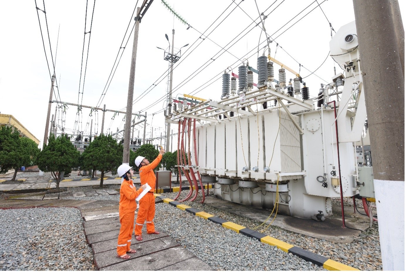 EVNNPC không ngừng đầu tư, hiện đại hóa hệ thống lưới điện, nâng cao năng lực quản lý vận hành, đáp ứng nhu cầu cầu điện phục vụ phát triển kinh tế - xã hội và đời sống nhân dân tại các tỉnh, thành phố phía Bắc EVNNPC không ngừng đầu tư, hiện đại hóa hệ thống lưới điện, nâng cao năng lực quản lý vận hành, đáp ứng nhu cầu cầu điện phục vụ phát triển kinh tế - xã hội và đời sống nhân dân tại các tỉnh, thành phố phía Bắc