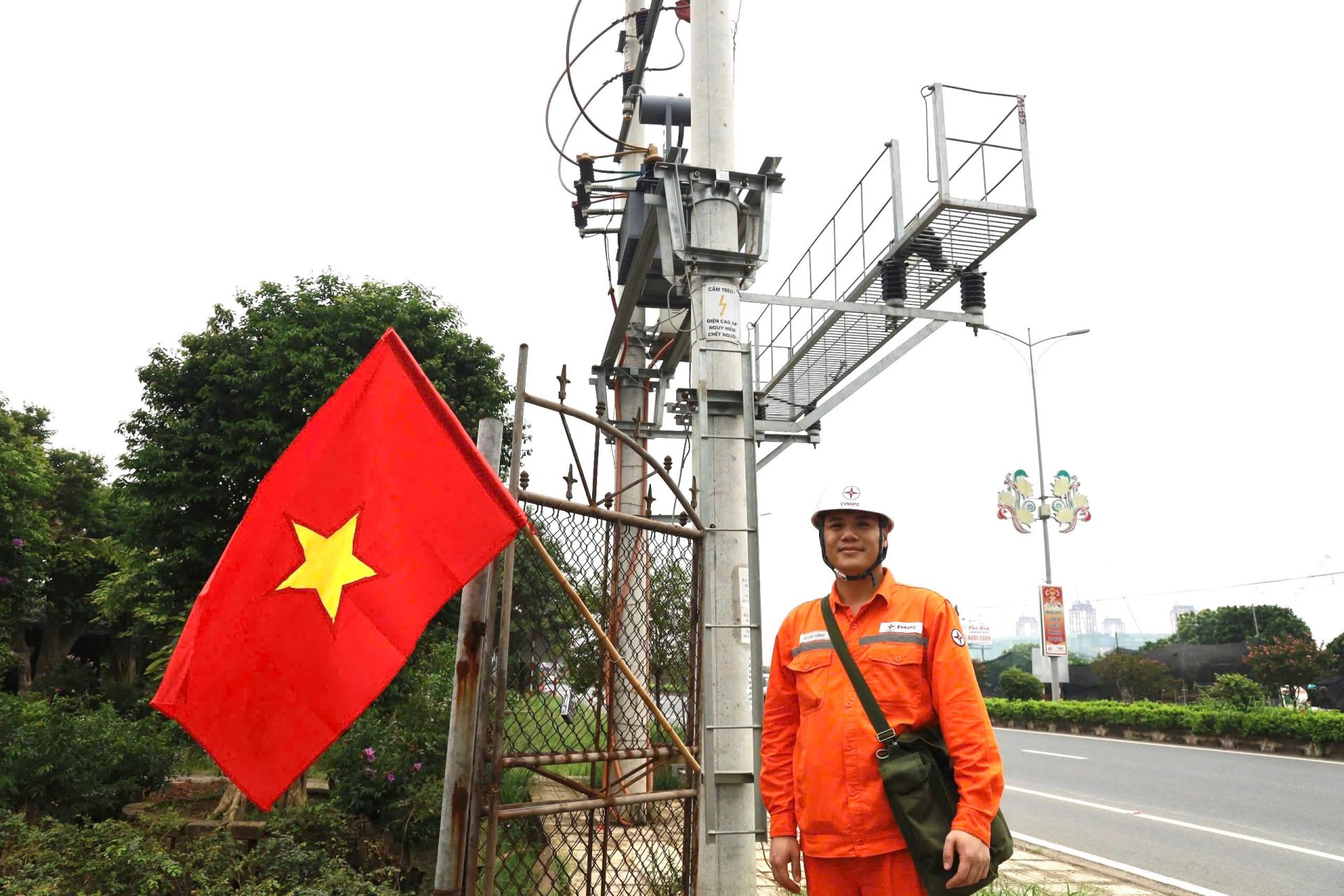 Kỹ sư L&ecirc; Đức Cường, Điện lực Văn Giang, C&ocirc;ng ty Điện lực Hưng Y&ecirc;n kiểm tra thiết bị bằng camera ảnh nhiệt tại Trạm biến &aacute;p Như Phượng 1