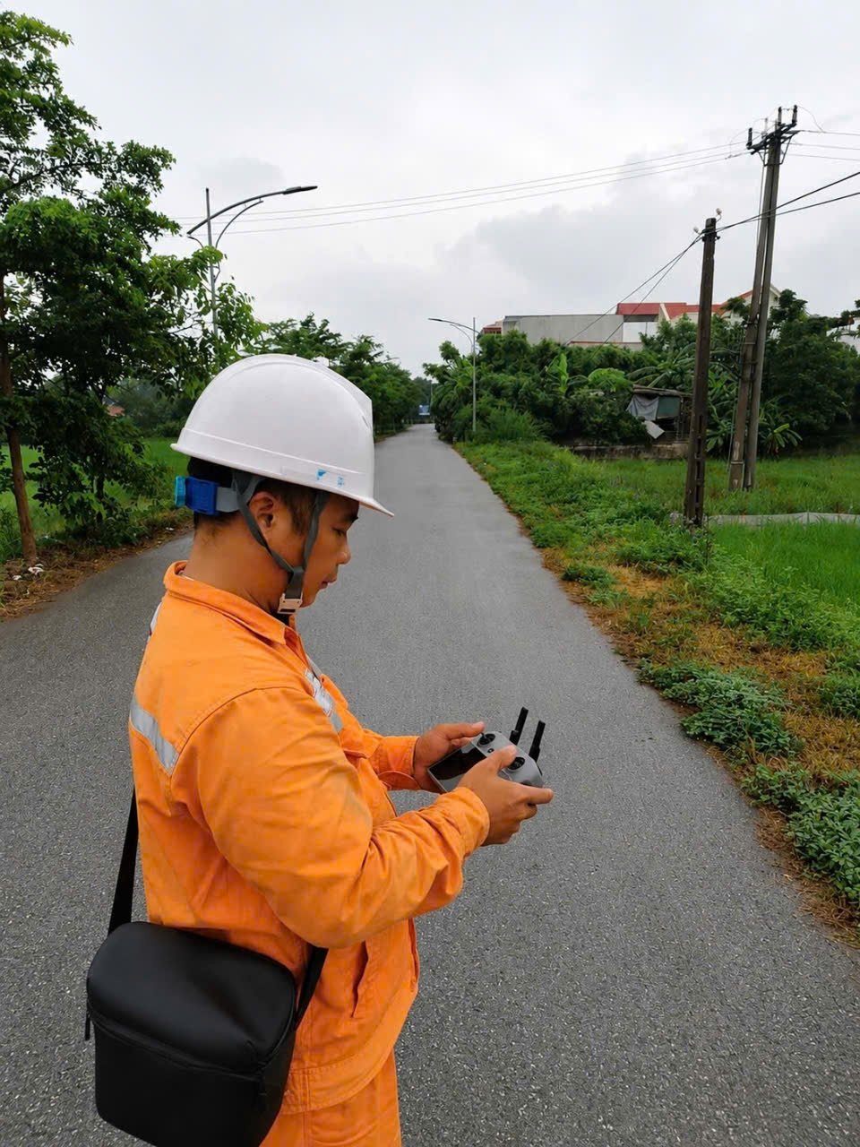 Anh Tạ Duy Giang, nh&acirc;n vi&ecirc;n Điện lực Thanh Li&ecirc;m, C&ocirc;ng ty Điện lực Ninh B&igrave;nh kiểm tra lưới điện, chủ động ph&aacute;t hiện v&agrave; xử l&yacute; c&aacute;c nguy cơ ảnh hưởng đến vận h&agrave;nh
