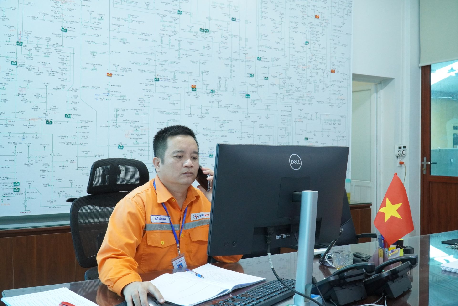 Anh Ng&ocirc; Xu&acirc;n H&ugrave;ng, nh&acirc;n vi&ecirc;n trực vận h&agrave;nh Điện lực Bắc Giang, C&ocirc;ng ty Điện lực Bắc Ninh theo d&otilde;i t&igrave;nh trạng vận h&agrave;nh hệ thống trong ca trực dịp Quốc kh&aacute;nh