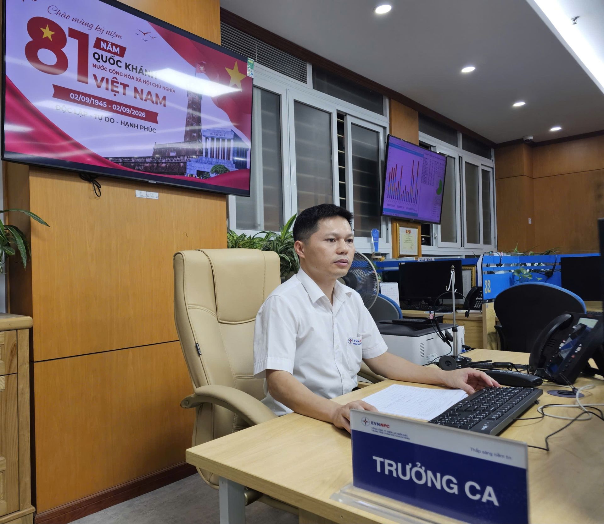 Anh Phạm Hồng Qu&acirc;n, Trưởng ca Trung t&acirc;m Chăm s&oacute;c kh&aacute;ch h&agrave;ng c&ugrave;ng đồng nghiệp duy tr&igrave; trực 24/7, sẵn s&agrave;ng tiếp nhận v&agrave; hỗ trợ kh&aacute;ch h&agrave;ng trong dịp Quốc kh&aacute;nh 2/9