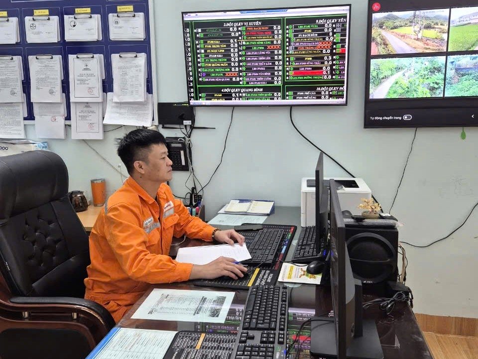 Anh Đỗ Trung Ki&ecirc;n, nh&acirc;n vi&ecirc;n Tổ trực vận h&agrave;nh Điện lực Vị Xuy&ecirc;n, C&ocirc;ng ty Điện lực Tuy&ecirc;n Quang thực hiện nhiệm vụ trực vận h&agrave;nh trong dịp Quốc kh&aacute;nh 2/9