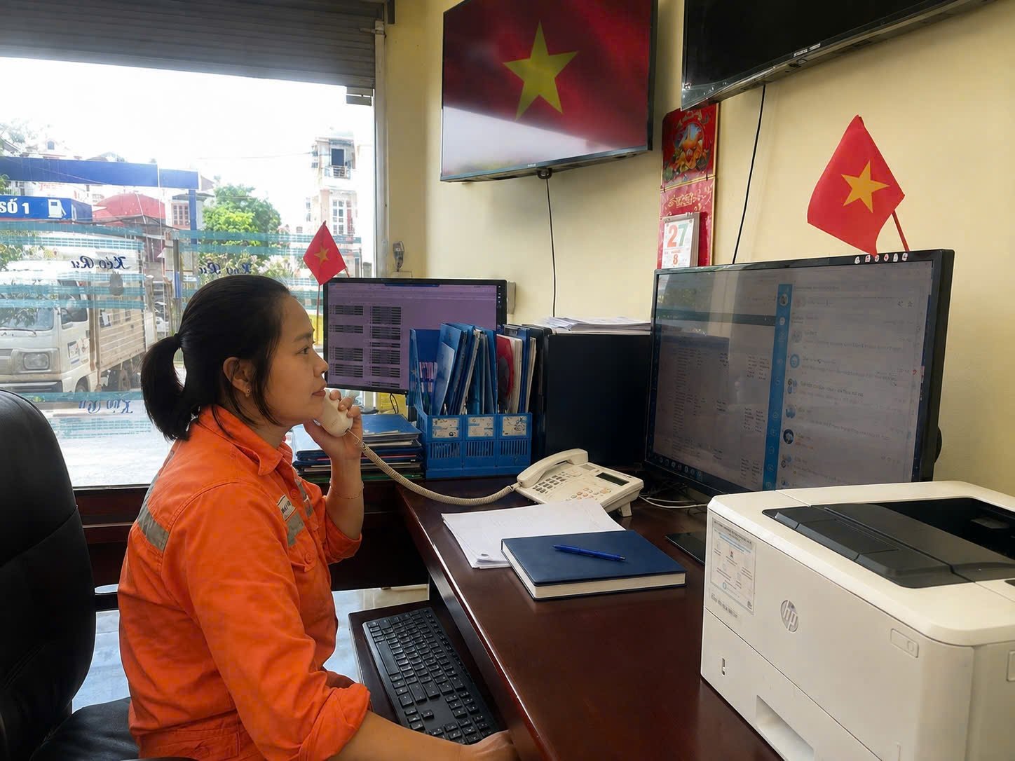 Chị N&ocirc;ng Thị Thu, nh&acirc;n vi&ecirc;n Tổ trực vận h&agrave;nh Điện lực Ph&uacute; Lương, C&ocirc;ng ty Điện lực Th&aacute;i Nguy&ecirc;n trong ca trực dịp Quốc kh&aacute;nh