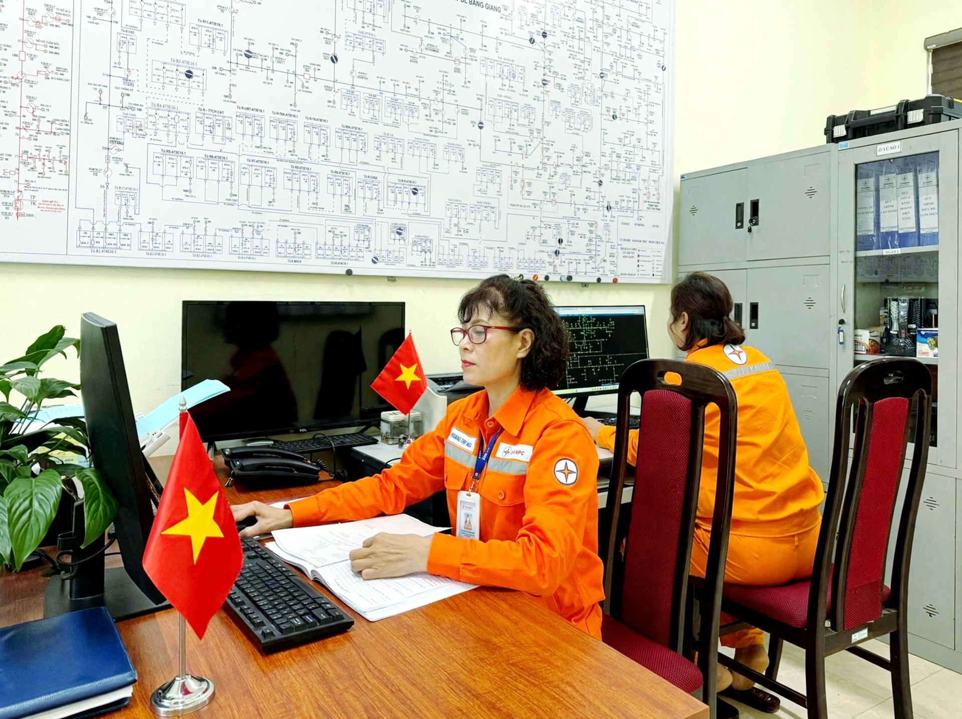 Chị Ho&agrave;ng Thị Hồng Nga, Tổ trưởng Tổ trực vận h&agrave;nh Điện lực Bằng Giang, C&ocirc;ng ty Điện lực Cao Bằng c&ugrave;ng đồng nghiệp theo d&otilde;i t&igrave;nh trạng vận h&agrave;nh hệ thống