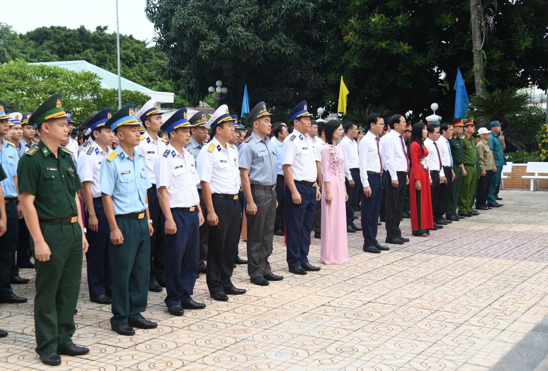 C&aacute;n bộ, chiến sĩ Bộ Tư lệnh V&ugrave;ng Cảnh s&aacute;t biển 3 tham gia viếng c&aacute;c anh h&ugrave;ng liệt sĩ tại tượng đ&igrave;a cầu Cỏ May