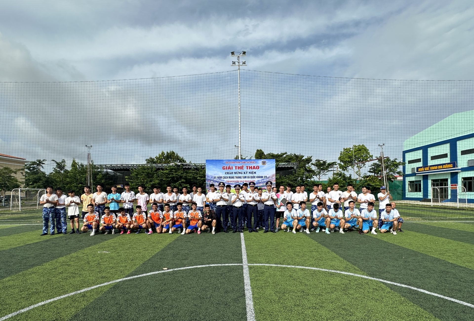 C&aacute;n bộ, chiễn sĩ tham gia thi đấu c&aacute;c m&ocirc;n thể thao chụp h&igrave;nh lưu niệm