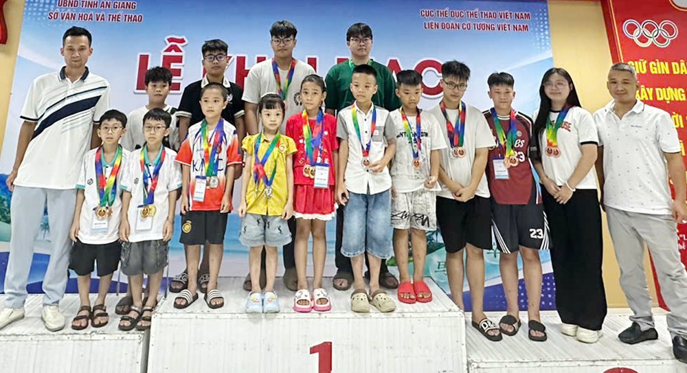 Đoàn huấn luyện viên, vận động viên môn cờ tướng tỉnh Bắc Ninh tham dự giải. Đoàn huấn luyện viên, vận động viên môn cờ tướng tỉnh Bắc Ninh tham dự giải.