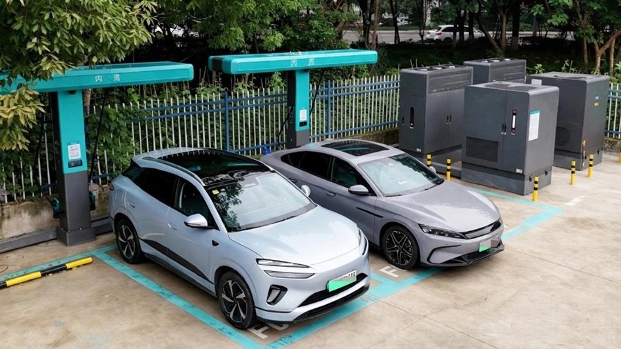 Trạm BYD kết hợp Sinopec Xe điện sử dụng c&aacute;c cột Flash Charging tại điểm dịch vụ năng lượng