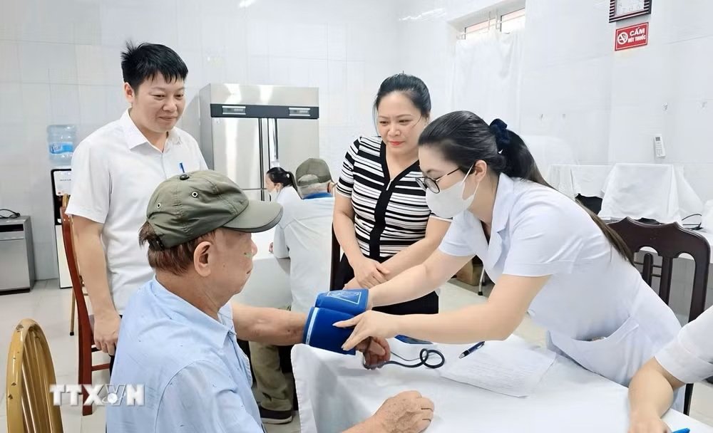 Kh&aacute;m sức khỏe cho người d&acirc;n. (Ảnh: Mạnh Kh&aacute;nh/TTXVN)