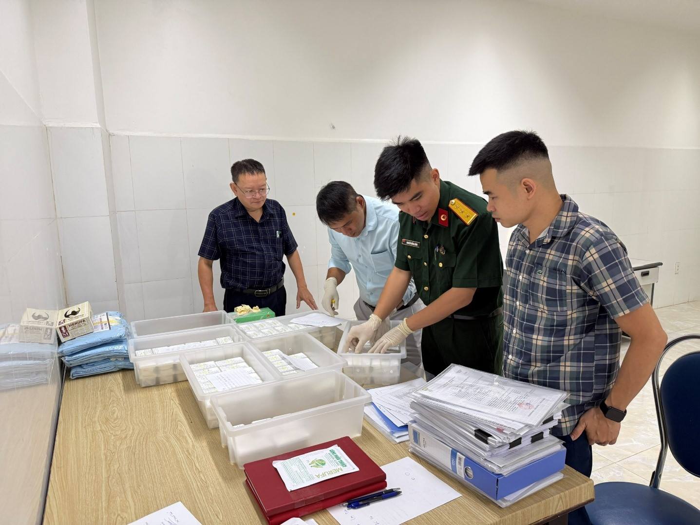 Trung tâm Pháp y – Giám định Y khoa đối chiếu và bàn giao mẫu hài cốt liệt sĩ còn thiếu thông tin cho Bộ Chỉ huy Quân sự tỉnh Sơn La. Ảnh: cdcsonla.gov.vn Trung tâm Pháp y – Giám định Y khoa đối chiếu và bàn giao mẫu hài cốt liệt sĩ còn thiếu thông tin cho Bộ Chỉ huy Quân sự tỉnh Sơn La. Ảnh: cdcsonla.gov.vn
