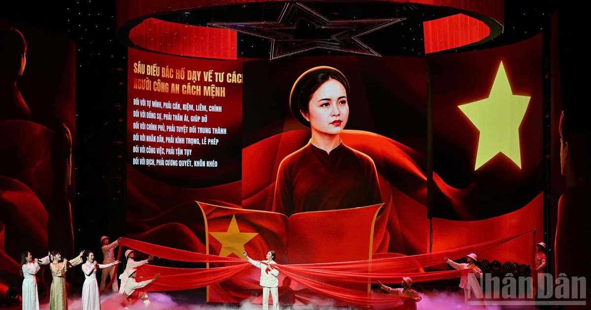 Liên khúc huyền thoại nữ anh hùng Công an nhân dân, Người chiến sĩ ấy và Dáng đứng Việt Nam do Võ Hạ Trâm, Nguyễn Ngọc Anh, Trần Ngọc Ánh thể hiện. (Ảnh: THỦY NGUYÊN) Liên khúc huyền thoại nữ anh hùng Công an nhân dân, Người chiến sĩ ấy và Dáng đứng Việt Nam do Võ Hạ Trâm, Nguyễn Ngọc Anh, Trần Ngọc Ánh thể hiện. (Ảnh: THỦY NGUYÊN)