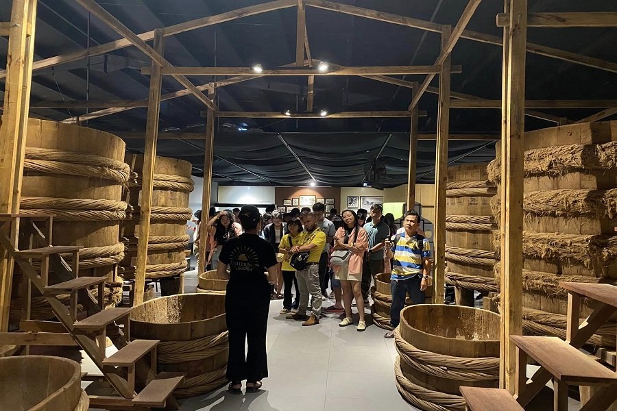 Du khách đến bảo tàng Làng Chài Xưa ở Phan Thiết có thể tương tác, nhập vai để tìm hiểu về quá trình làm mắm tại không gian nhà thùng. Du khách đến bảo tàng Làng Chài Xưa ở Phan Thiết có thể tương tác, nhập vai để tìm hiểu về quá trình làm mắm tại không gian nhà thùng.