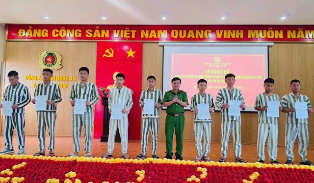 Nghệ An trao cơ hội t&aacute;i h&ograve;a nhập cộng đồng cho 22 phạm nh&acirc;n.