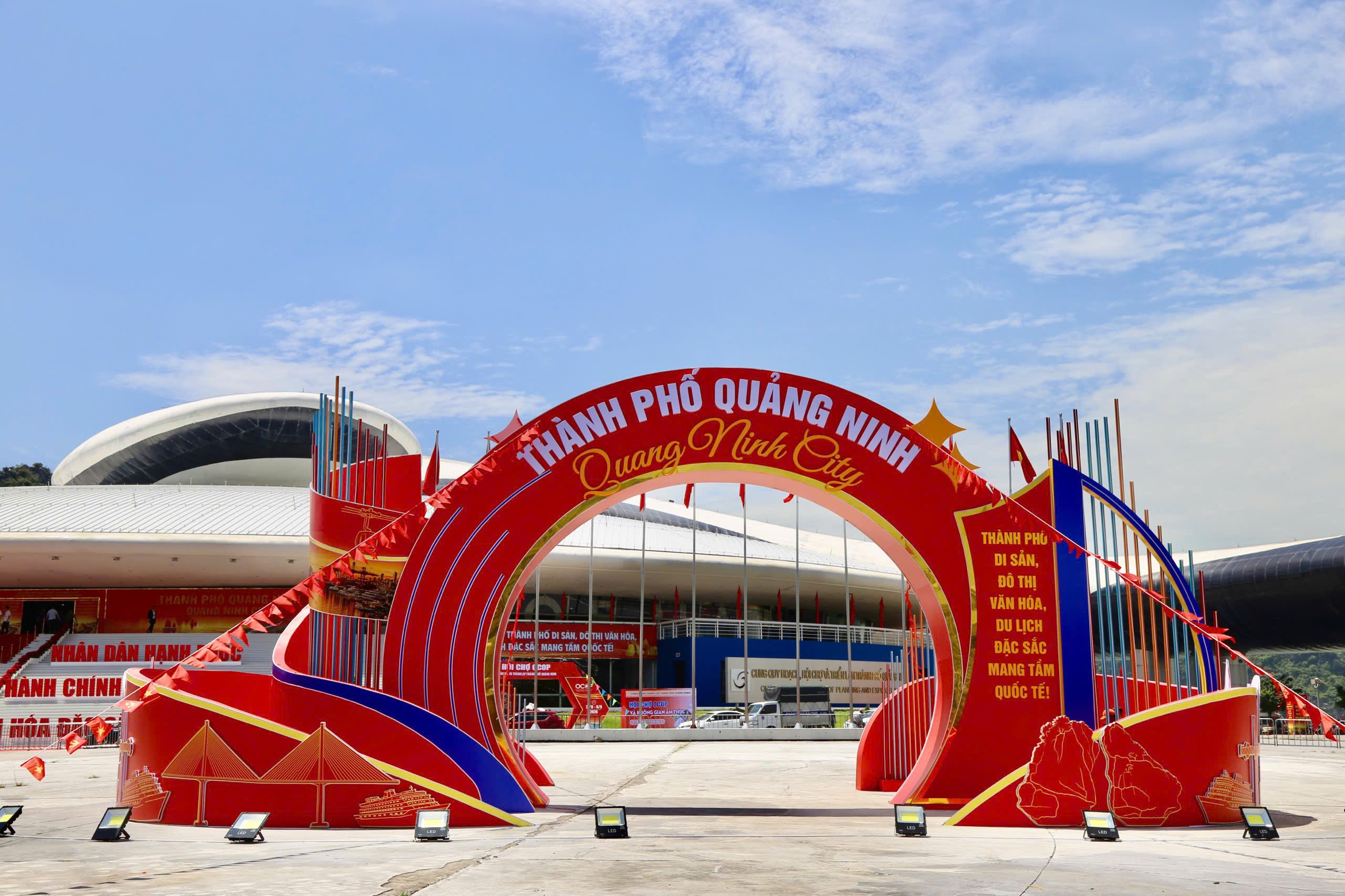 Cổng ch&agrave;o cỡ lớn dẫn v&agrave;o khu vực tổ chức sự kiện nổi bật với danh xưng mới 