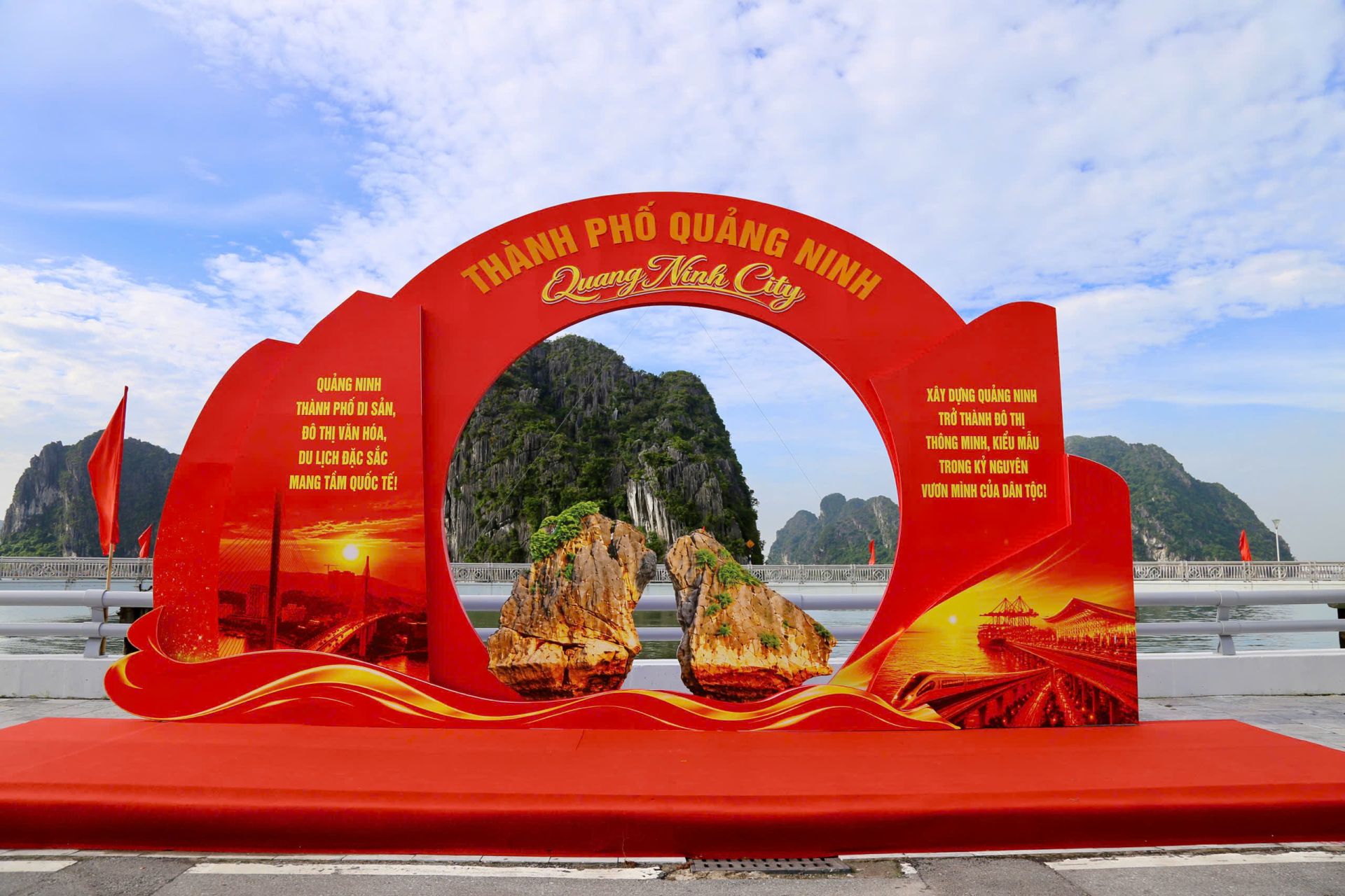 Cổng check-in cỡ lớn được dựng tại khu vực đường bao biển Trần Quốc Nghiễn, đoạn ph&iacute;a trước trung t&acirc;m thương mại Vincom, ph&iacute;a dưới ch&acirc;n n&uacute;i B&agrave;i Thơ lịch sử; tạo điểm tham quan, chụp ảnh lưu niệm cho người d&acirc;n v&agrave; du kh&aacute;ch