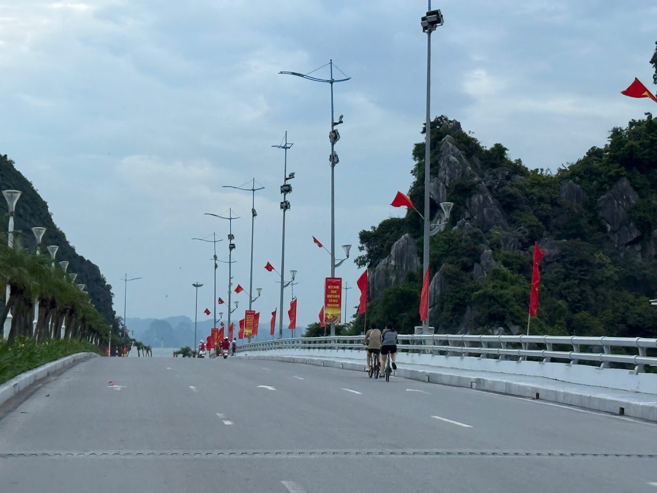 Tr&ecirc;n khắp mọi nẻo đường, đặc biệt l&agrave; ở c&aacute;c tuyến phố ch&iacute;nh, c&aacute;c v&ograve;ng xuyến, đảo giao th&ocirc;ng, ng&atilde; ba, ng&atilde; tư, cờ hoa đều được trang ho&agrave;ng rực rỡ để ch&agrave;o đ&oacute;n ng&agrave;y lễ trọng