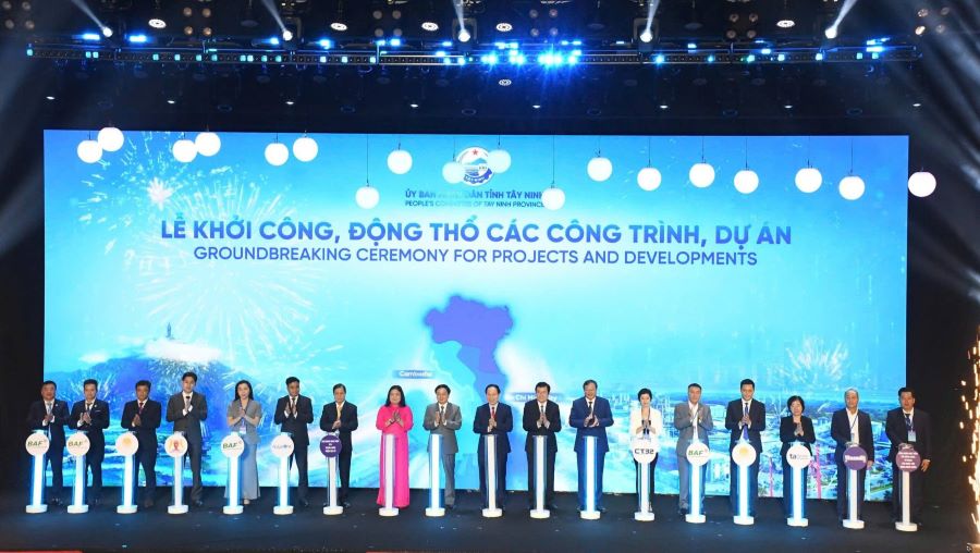 Nghi thức 13 c&ocirc;ng tr&igrave;nh được khởi c&ocirc;ng với tổng vốn khoảng 116.000 tỷ đồng, tương đương 4,5 tỷ USD