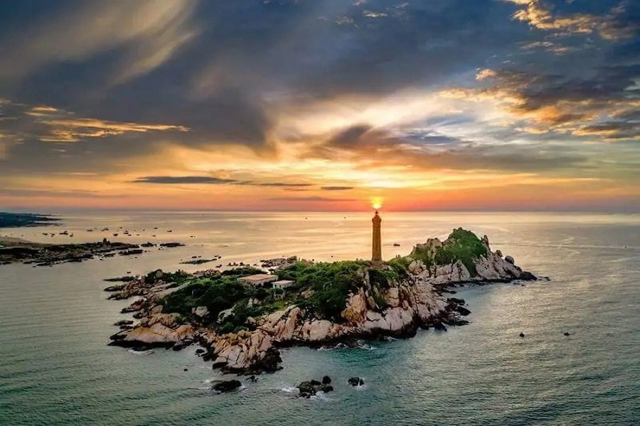 Tọa lạc ở mũi đất có hình giống đầu gà và địa hình bãi đá khá hiểm trở nên ngọn hải đăng được gọi tên là hải đăng Kê Gà. (Ảnh: Tư liệu) Tọa lạc ở mũi đất có hình giống đầu gà và địa hình bãi đá khá hiểm trở nên ngọn hải đăng được gọi tên là hải đăng Kê Gà. (Ảnh: Tư liệu)