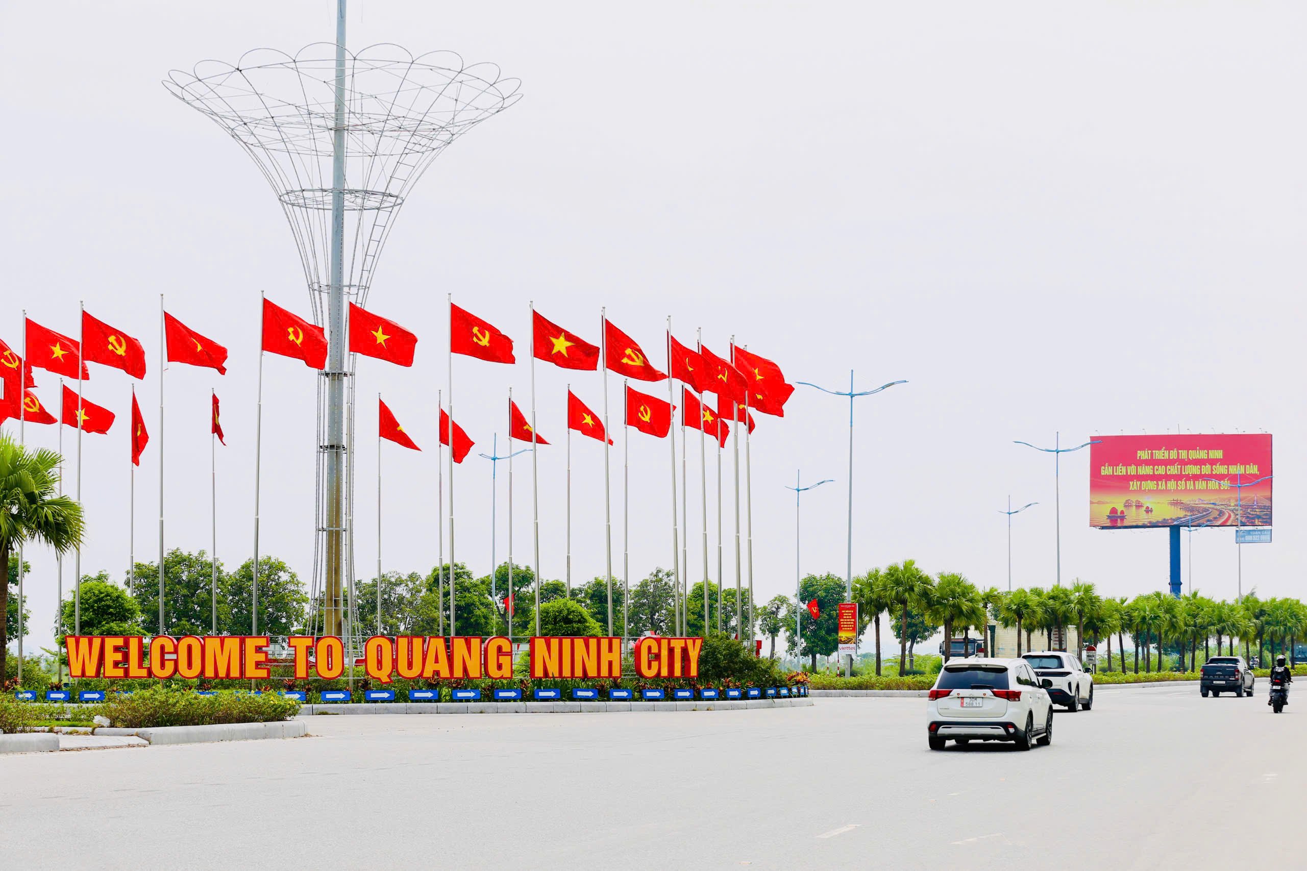 ại v&ograve;ng xuyến Tuần Ch&acirc;u, cửa ng&otilde; v&agrave;o khu vực đ&ocirc; thị trung t&acirc;m, cờ hoa đ&atilde; được trang ho&agrave;ng rực rỡ c&ugrave;ng d&ograve;ng chữ lớn ch&agrave;o mừng người d&acirc;n, du kh&aacute;ch đến với th&agrave;nh phố Quảng Ninh