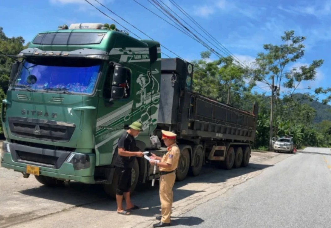 Lực lượng Cảnh sát giao thông kiểm tra các phương tiện đảm bảo an toàn dịp nghỉ lễ 2/9. Ảnh: congan.caobang.gov.vn Lực lượng Cảnh sát giao thông kiểm tra các phương tiện đảm bảo an toàn dịp nghỉ lễ 2/9. Ảnh: congan.caobang.gov.vn