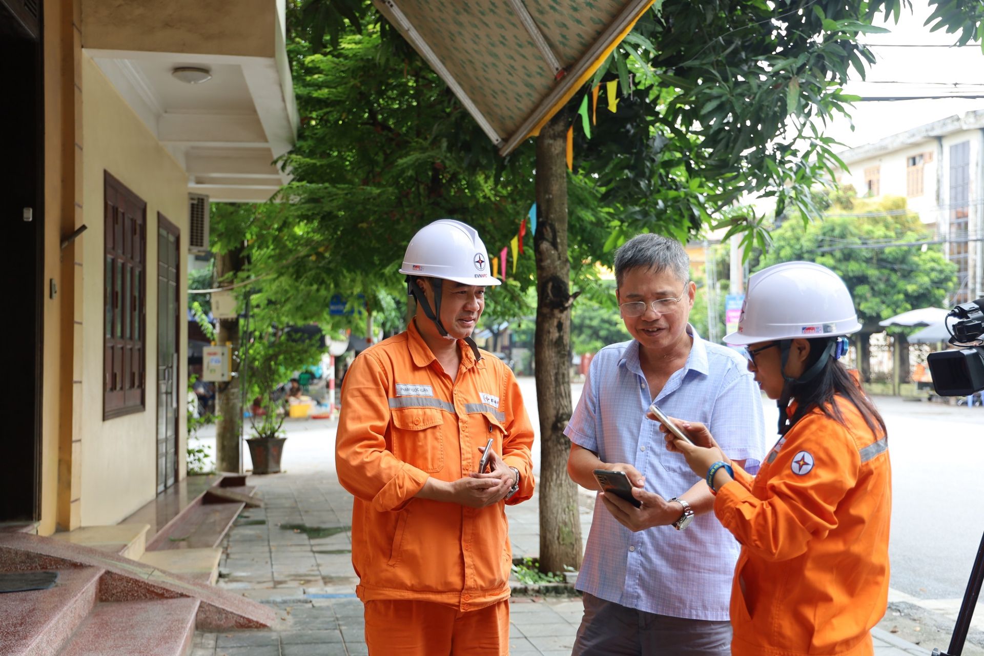 Nhân viên Điện lực Phố Hiến hướng dẫn khách hàng các tiện ích của App EVN CSKH Nhân viên Điện lực Phố Hiến hướng dẫn khách hàng các tiện ích của App EVN CSKH