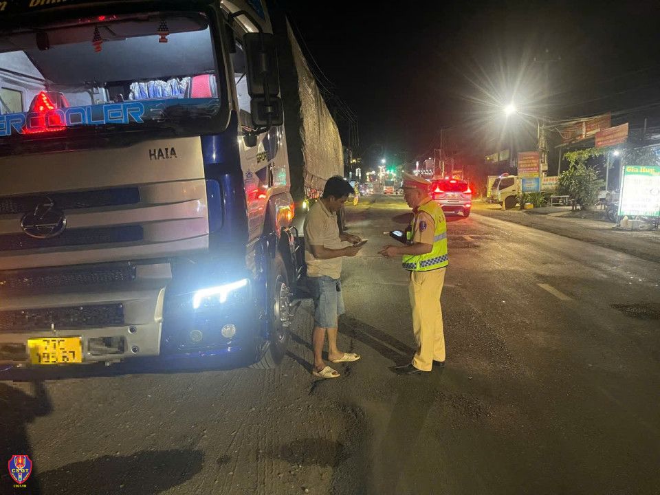 CSGT phát hiện xe tải chở gần 28,5 tấn than củi chưa rõ nguồn gốc CSGT phát hiện xe tải chở gần 28,5 tấn than củi chưa rõ nguồn gốc