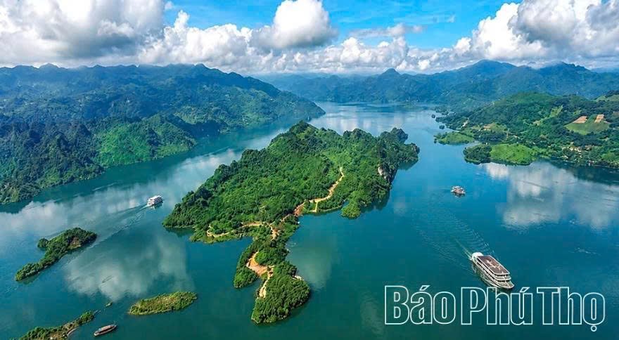 Hồ Hòa Bình là điểm đến lý tưởng cho những ai yêu thích vẻ đẹp thiên nhiên hùng vĩ và sự bình yên. Hồ Hòa Bình là điểm đến lý tưởng cho những ai yêu thích vẻ đẹp thiên nhiên hùng vĩ và sự bình yên.