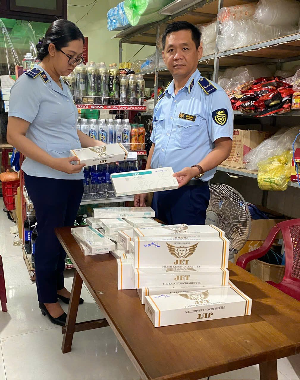 Lực lượng thuộc Đội Quản l&yacute; thị trường số 12 kiểm tra h&agrave;ng h&oacute;a tại cơ sở kinh doanh