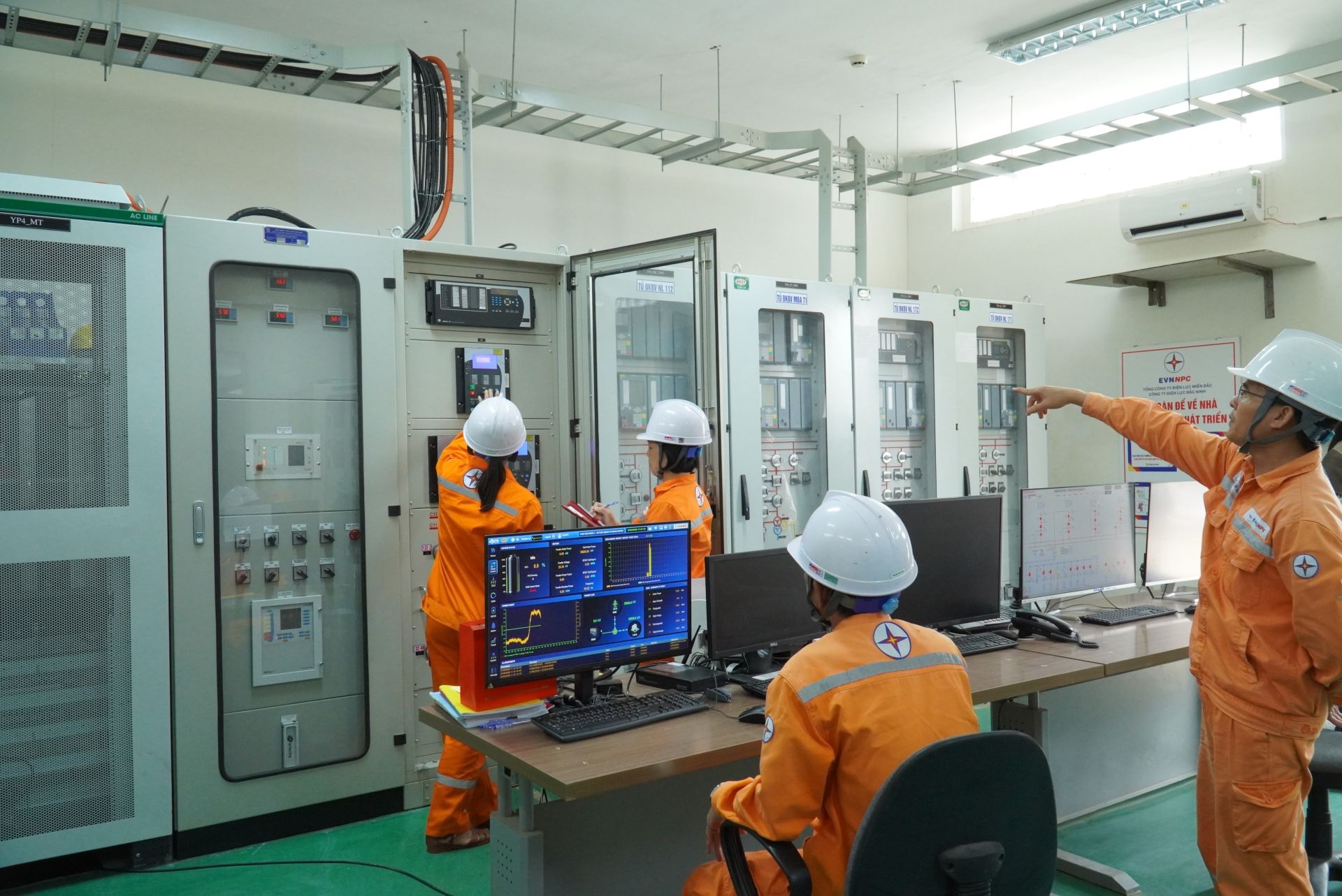 Việc tiếp cận và ứng dụng các công nghệ mới đặt ra yêu cầu không ngừng học hỏi, thích ứng và làm chủ công nghệ đối với đội ngũ CBNV Việc tiếp cận và ứng dụng các công nghệ mới đặt ra yêu cầu không ngừng học hỏi, thích ứng và làm chủ công nghệ đối với đội ngũ CBNV