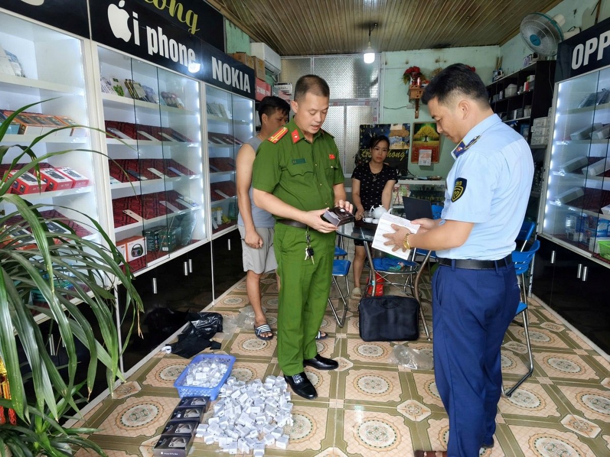 Đội QLTT số 8 phối hợp với lực lượng chức năng kiểm tra h&agrave;ng h&oacute;a tại cơ sở kinh doanh tr&ecirc;n địa b&agrave;n