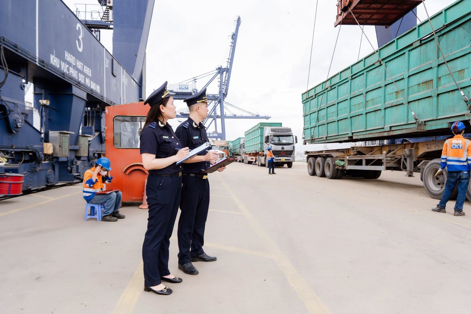 Hoạt động nghiệp vụ của Hải quan cửa khẩu cảng Hòn Gai, Chi cục Hải quan khu vực VIII. Ảnh: kv08.customs.gov.vn Hoạt động nghiệp vụ của Hải quan cửa khẩu cảng Hòn Gai, Chi cục Hải quan khu vực VIII. Ảnh: kv08.customs.gov.vn