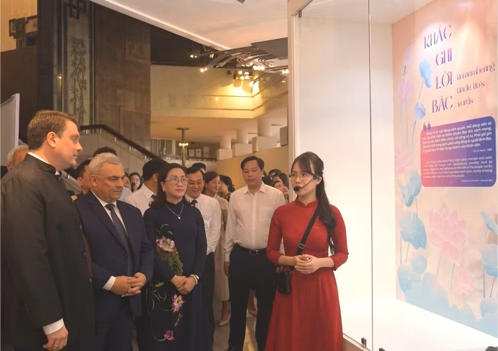 Khách tham quan triển lãm “Những tấm gương bình dị mà cao quý” tại Bảo tàng Hồ Chí Minh. Khách tham quan triển lãm “Những tấm gương bình dị mà cao quý” tại Bảo tàng Hồ Chí Minh.