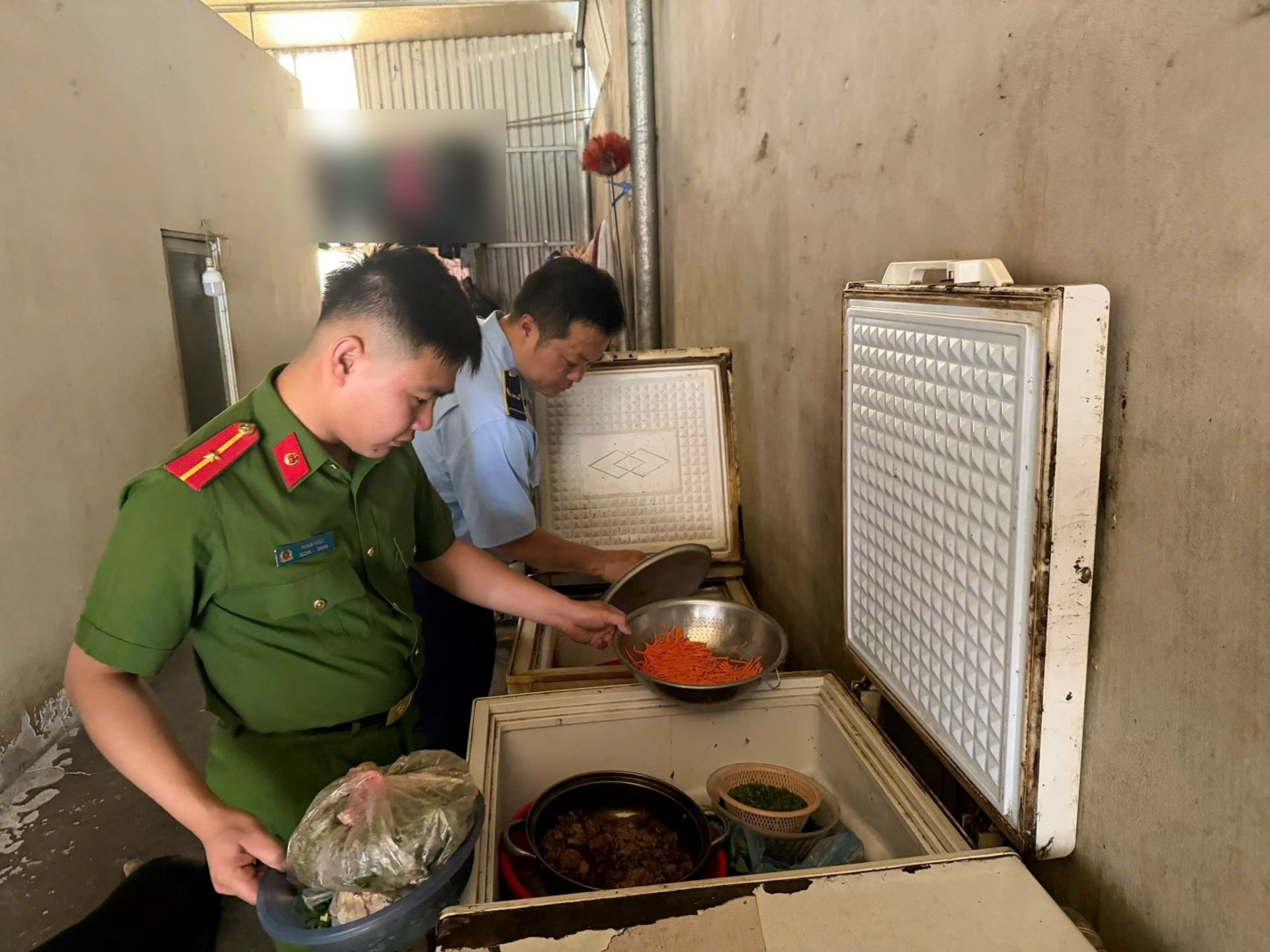 Lực lượng phối hợp kiểm tra h&agrave;ng h&oacute;a tại cơ sở kinh doanh thực phẩm tr&ecirc;n địa b&agrave;n