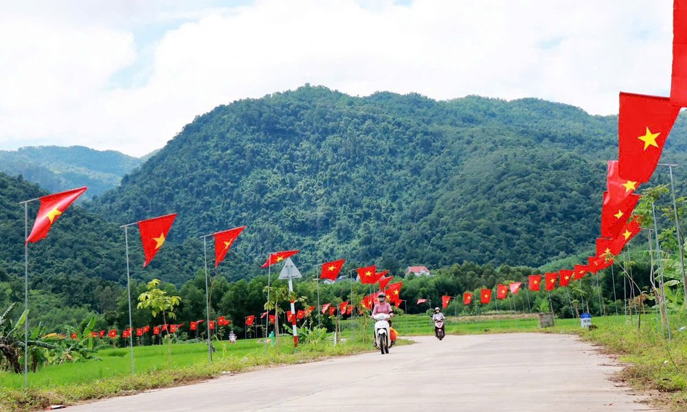 Cờ Tổ quốc được trang tr&iacute; rực rỡ tại đường v&agrave;o Khu du lịch sinh th&aacute;i Khe Rỗ, x&atilde; An Lạc.