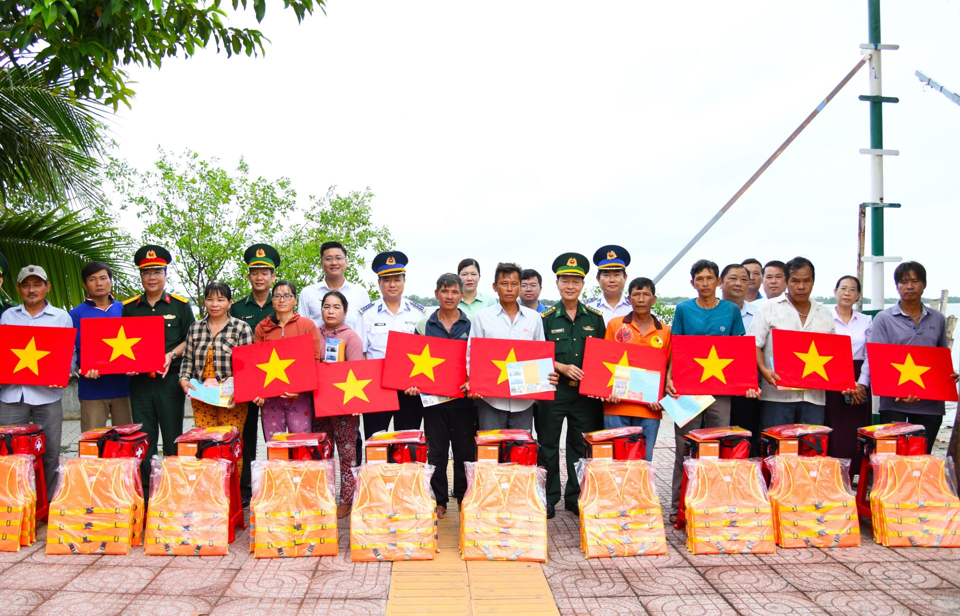 Trao qu&agrave; cho b&agrave; con ngư d&acirc;n tại ph&agrave; An Thới Đ&ocirc;ng - Hiệp Phước, TP. Hồ Ch&iacute; Minh